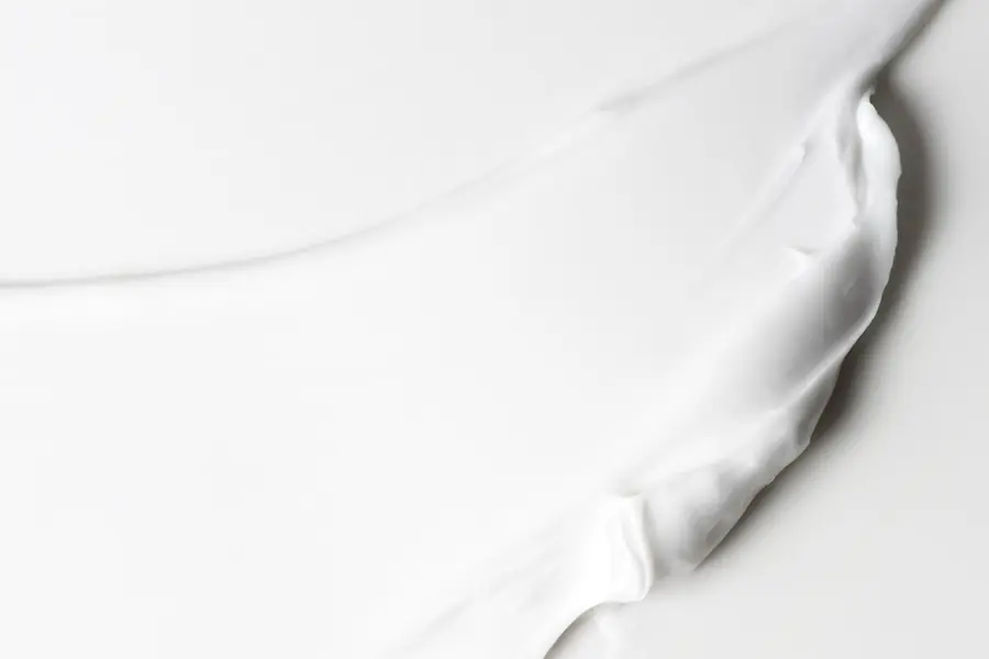 Une crème blanche lisse et onctueuse, en gros plan
